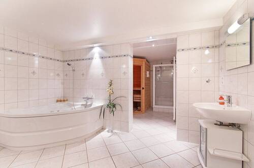 Spa Bereich mit Sauna und Jaccuzi - 