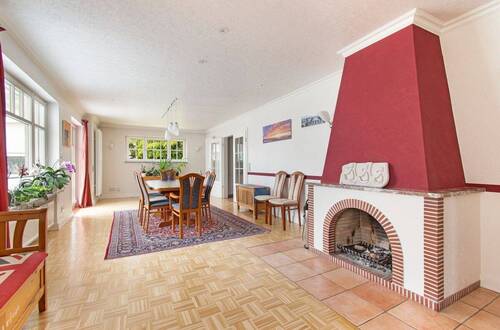 Wohnbereich mit Kamin für entspannte Abende - 6 Zimmer Einfamilienhaus in Hamburg