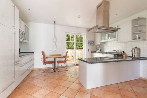 Voll ausgestattete Küche mit integrierter Vorratskammer - 