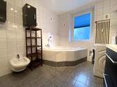Bad m Eckbadewanne - Großzügige, gepflegte 4-Zimmer-Wohnung in Mögeldorf
