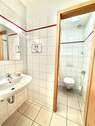 Sanitärbereich im Erdgeschoss - 1 Zimmer Mehrfamilienhaus, Wohnhaus in Waidhaus
