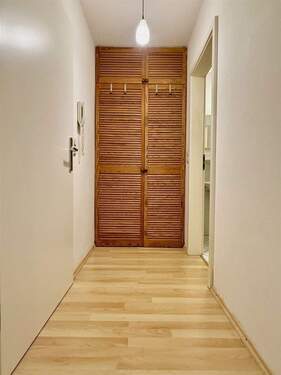 Flur mit Abstellmöglichkeit - Etagenwohnung mit 29,10 m² in Kiel zum Kaufen