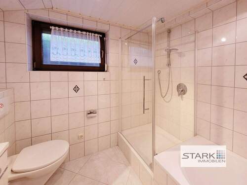 Badezimmer, Dusche und Fenster.jpg - 