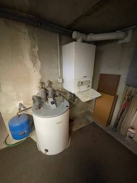 Keller, Detail Heizung mit Warmwasserpuffer - 