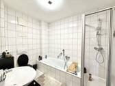 Badezimmer mit Dusche und Wanne - 