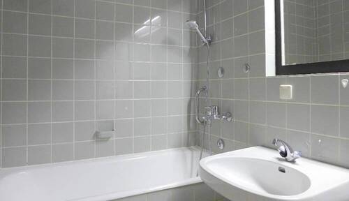 Bad mit Doppelwaschbecken und Wanne - 