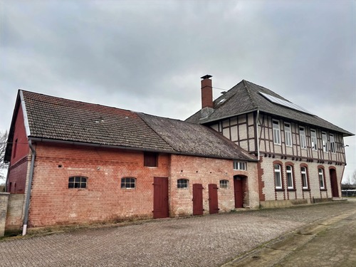 Seitenansicht mit Stallung - 4 Zimmer Einfamilienhaus in Clenze