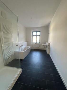 Bad - Geräumige 2 RWE mit großen Bad & Balkon in ruhiger Nebenstraße