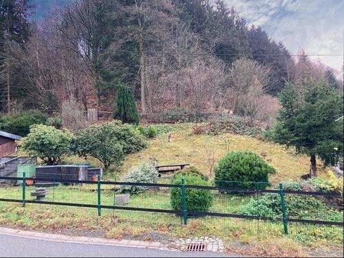 …angelegter Gartenbereich “vis-a-vis“ vom Wohnhaus - 7 Zimmer Einfamilienhaus zum Kaufen in Floh-Seligenthal