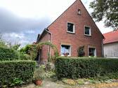 Hausansicht - Einfamilienhaus mit Garten und Doppelgarage in Beverungen-Rothe