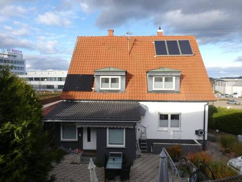 Hausansicht - Licht, Raum & Lebensqualität - Familienfreundliches Zuhause mit Pool & Garten