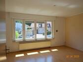 Wohnzimmer Ansicht 1 - !!Auf Zeit!! 3 Zimmer EG-Wohnung mit Einbauküche, Gartennutzung in Aalen zu vermieten
