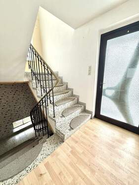 Treppenhaus - 6 Zimmer Einfamilienhaus zum Kaufen in Vohenstrauß