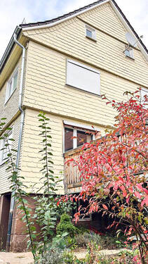Hausansicht mit Terrasse - 