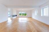 Wohnzimmer mit Blick zum Panoramafenster - 