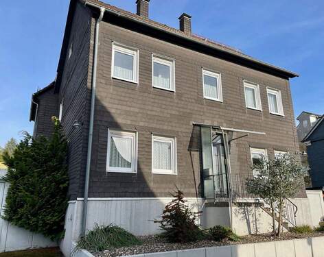 Straßenansicht - 8 Zimmer Mehrfamilienhaus, Wohnhaus in Bergneustadt