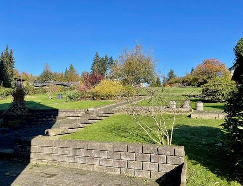 Blick in den Garten - Mehrfamilienhaus, Wohnhaus mit 176,00 m&sup2; in Bergneustadt zum Kaufen