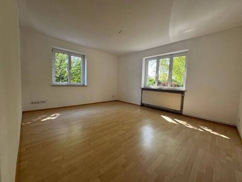 Wohnzimmer - Gemütliche 2-Zimmer-Wohnung mit Balkon in zentraler Lage
