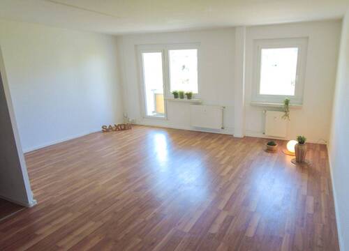 großzügiges Wohnzimmer - 2 Zimmer Etagenwohnung zur Miete in Chemnitz