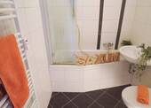 Bad mit Wanne und Duschabtrennung - 