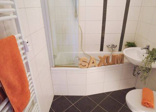 Bad mit Wanne und Duschabtrennung - 