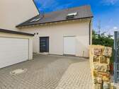 Blich von Einfahrt Richtung Hauseingang - Einfamilienhaus mit 148,00 m² in Rödersheim-Gronau zum Kaufen
