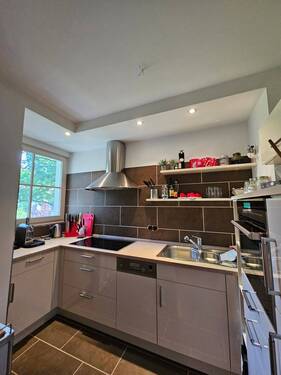 Helle Einbauküche mit Fenster - 