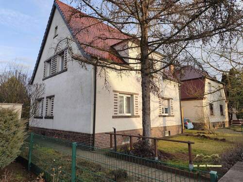 Hausansicht links - 6 Zimmer Einfamilienhaus in Bitterfeld-Wolfen