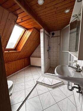 Bad DG.JPG - 6 Zimmer Mehrfamilienhaus, Wohnhaus in Teutschenthal