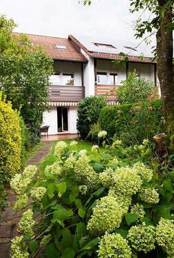 Haus Gartenseite - Hübsches Reihenmittelhaus (Erbpacht) mit großem Garten und 2 Garagen