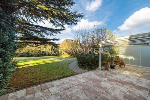 Terrasse und Blick in den Garten - 