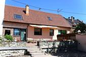 Hausansicht - Direkt loslegen und einziehen - Einfamilienhaus mit Rheinblick und großzügigem Gartenparadies