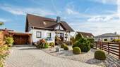 Außenansicht 2 - Charmantes Einfamilienhaus mit 5 Zimmern, Garten, Balkon und Keller - ideal für Familien - Erbpacht