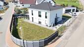 DJI_20250820152804_0005_D.JPG - Hochwertig ausgestatteter, energetischer Neubau an Feld & Wiesen, Terrasse, große Garage, Massivbau!