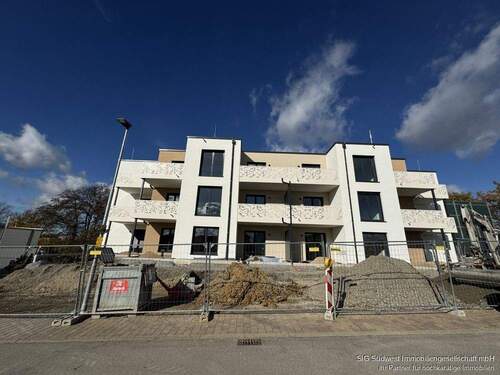Hausansicht - 1 Zimmer Wohnung mit Balkon und KFZ - Parkplatz Neubau A++ Haus in Ölbronn - Dürm Ab. 01.01.2026
