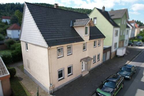 Frontsicht - Einfamilienhaus mit Garten - direkt an der Bever in Beverungen-Dalhausen