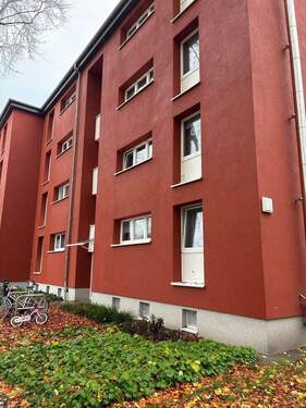 Hauseingang - Helle 3-Zimmer-Wohnung mit Balkon