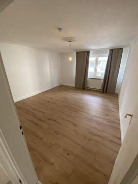 Wohnzimmer 1 - Modernisierte Wohnung mit Einbauküche - zentrale Lage direkt am Hauptbahnhof Pforzheim