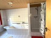 ...mit Wanne, Dusche und WC - 