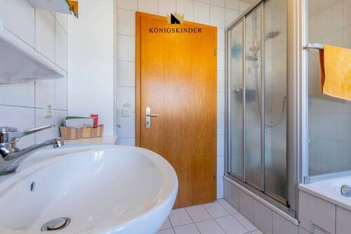 Modernes Tageslichtbad- Funktionalität trifft Wohlfühlatmosphäre - 