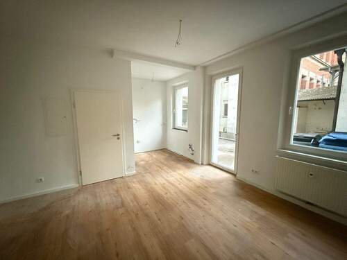 Wohnen / Essen / Kochen - Helle 2-Zi.-Whg. im Erdgeschoss mit Einbauküche und Balkon