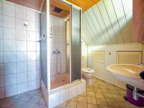 Bad im OG (nicht in der Wohnfläche enthalten - Deckenhöhe 2,10m) - 