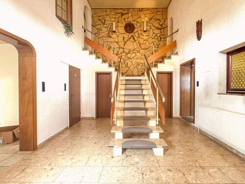 Treppenhaus - Doppelhaushälfte mit 130,00 m&sup2; in Wunstorf zum Kaufen