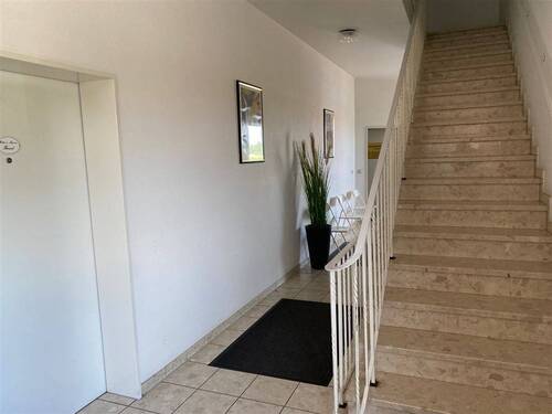 Zugang über das Treppenhaus möglich - Büro mit 120,80 m&sup2; in Rosengarten zur Miete