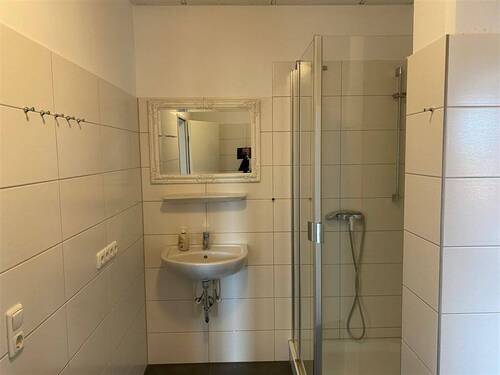 Wc 2 mit Dusche im Behandlungsbereich - 