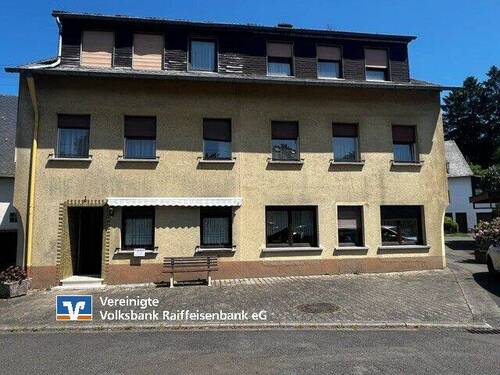 Straßenansicht - Geräumiges Wohnhaus - keine Außenpflege