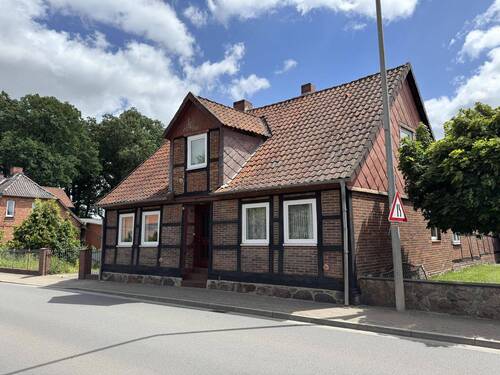 Seitenansicht von der Straße - Historischer Fachwerkhof im Herzen von Dannenberg (Elbe)