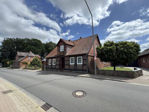 Seitenansicht von der Straße - 6 Zimmer Einfamilienhaus zum Kaufen in Dannenberg