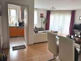 Wohnzimmer mit Blick zur Küche - 3 Zimmer Etagenwohnung in Dresden