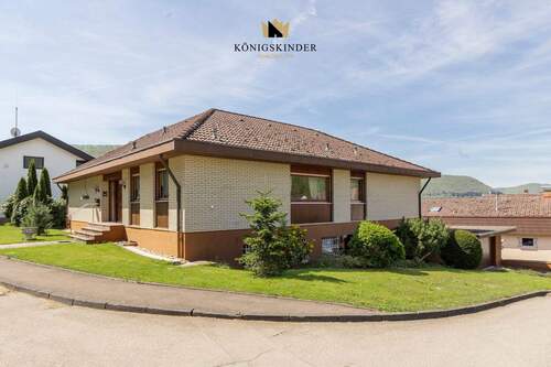 Haus von der Straße aus - Großzügiges Einfamilienhaus in guter Lage, mit Einliegerwohnung, schönem Garten und Doppelgarage